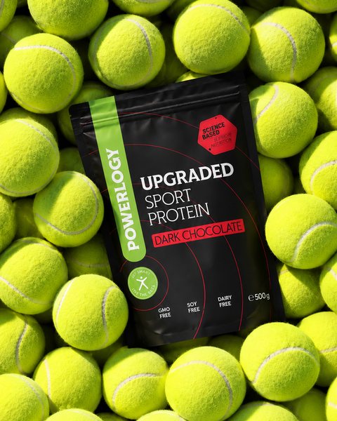 Sáček proteinu Powerlogy Upgraded Sport Protein na hromadě tenisových míčků